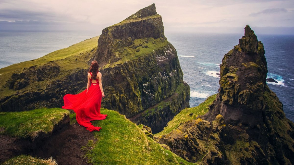 Девушка на скале красный закат