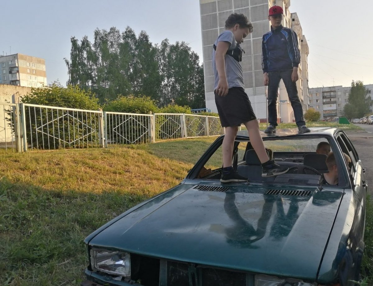 Дети прыгают на машине