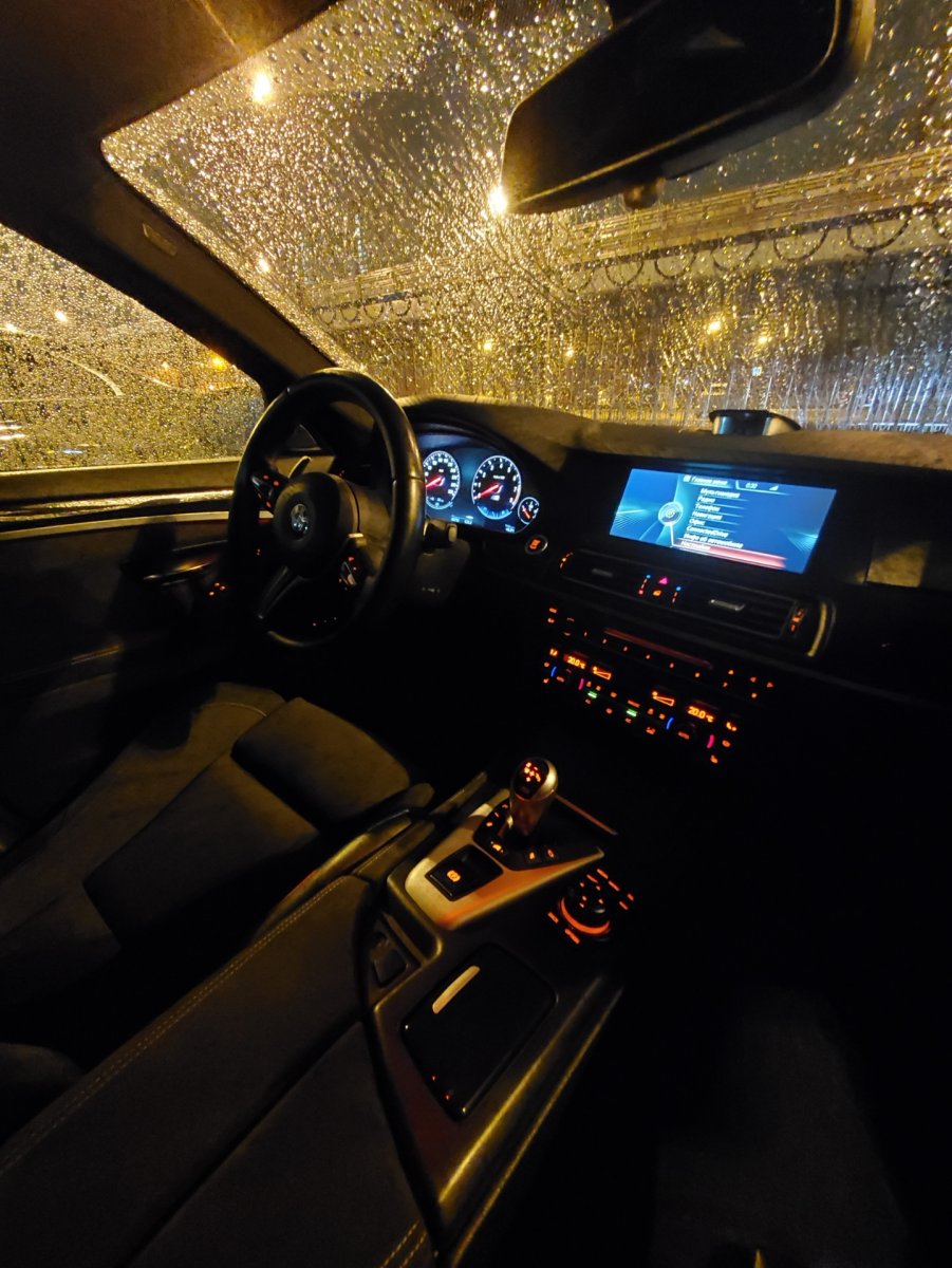Салон машины ночью