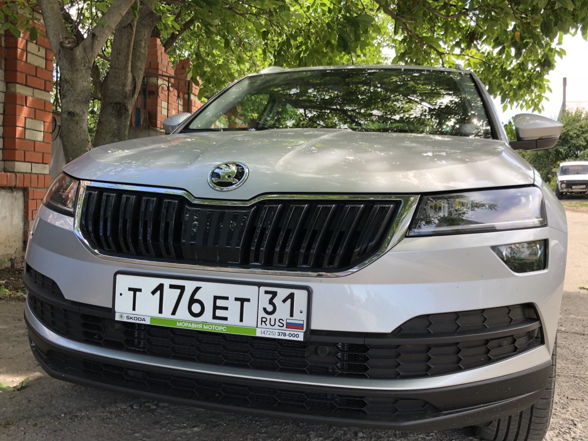 Черный Skoda Karoq с черной решеткой радиатора