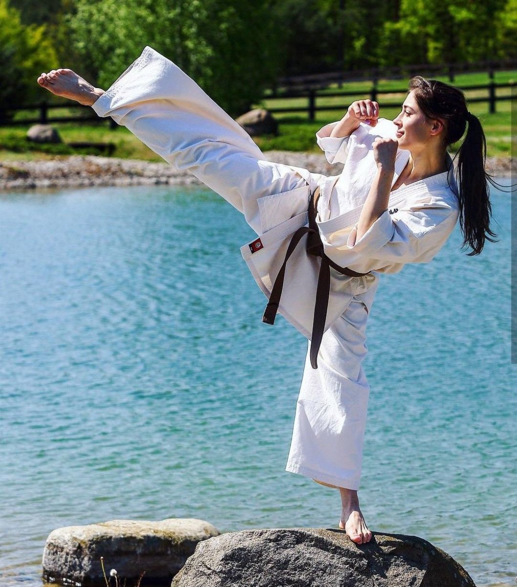 Брюнетка каратэ