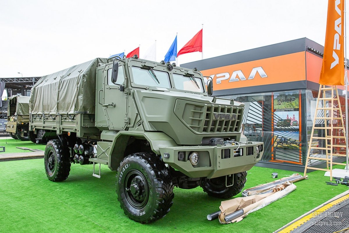 Новый Урал грузовик военный