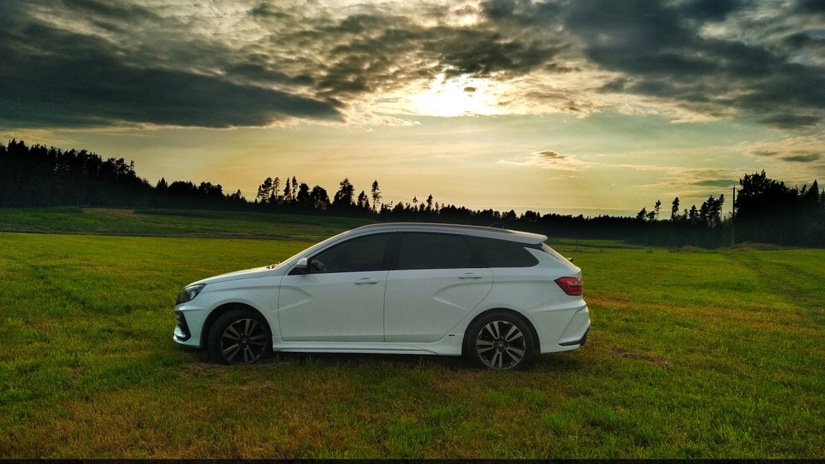 Lada SW Cross белая