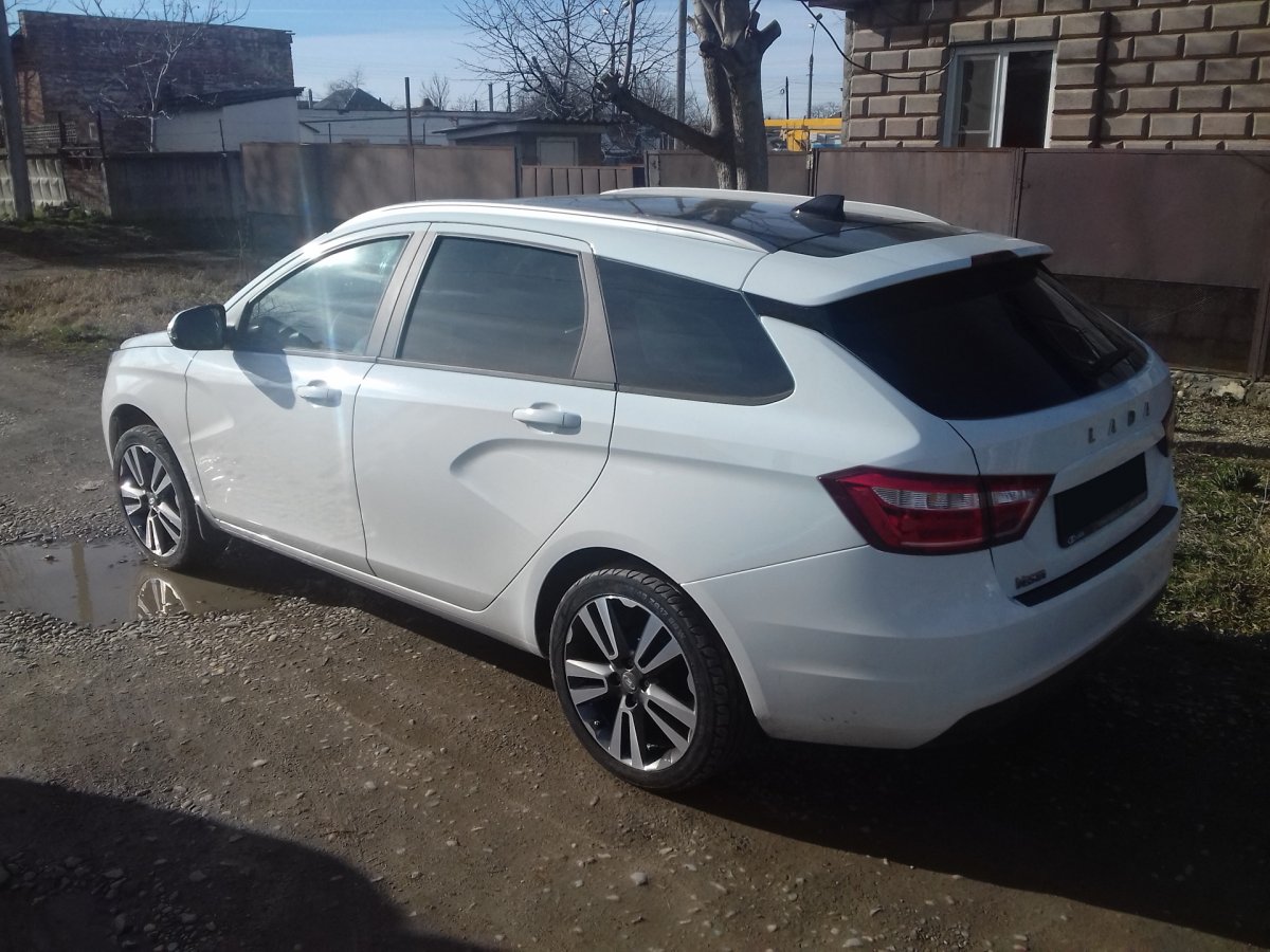 Lada Vesta SW белая