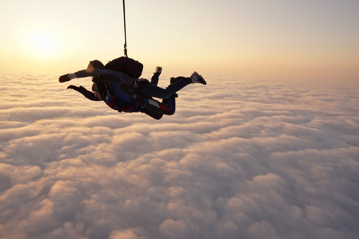Прыжок с парашюта девушка закат красивое фото