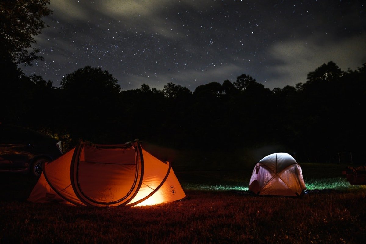Внутри палатки ночью