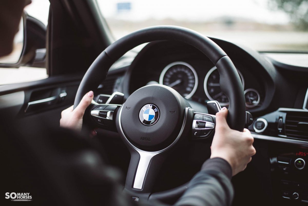 БМВ f01 за рулём