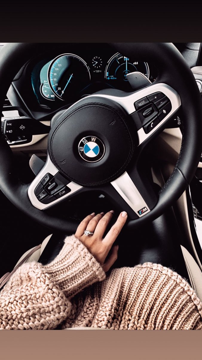 Девушка за рулем BMW