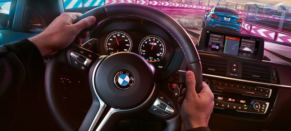 Девушка в БМВ без лица