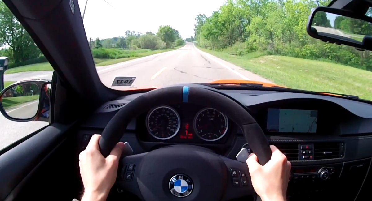 Парень за рулем ночью