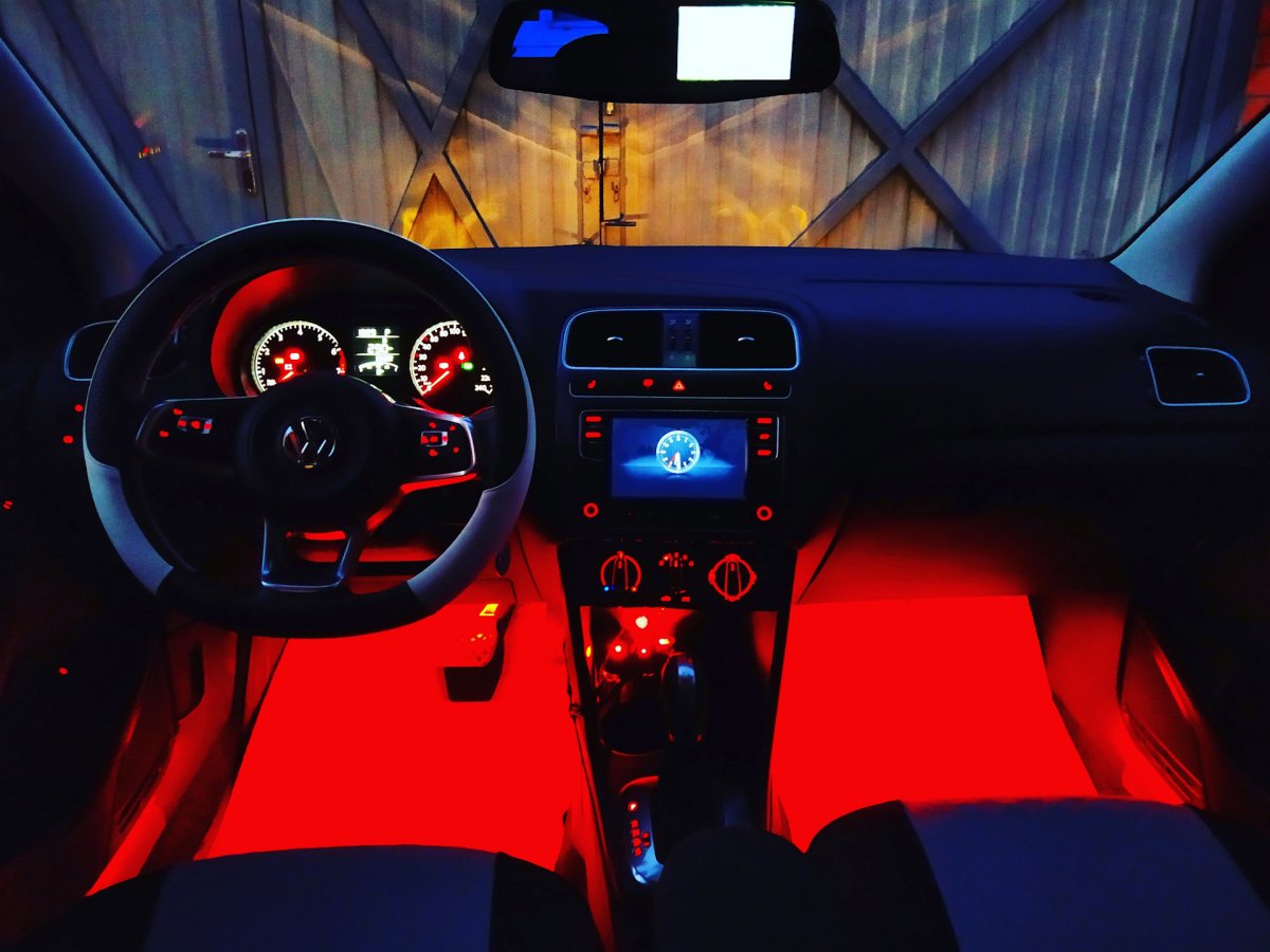 Установка эстетической подсветки в ноги на Volkswagen Polo Liftback 2020