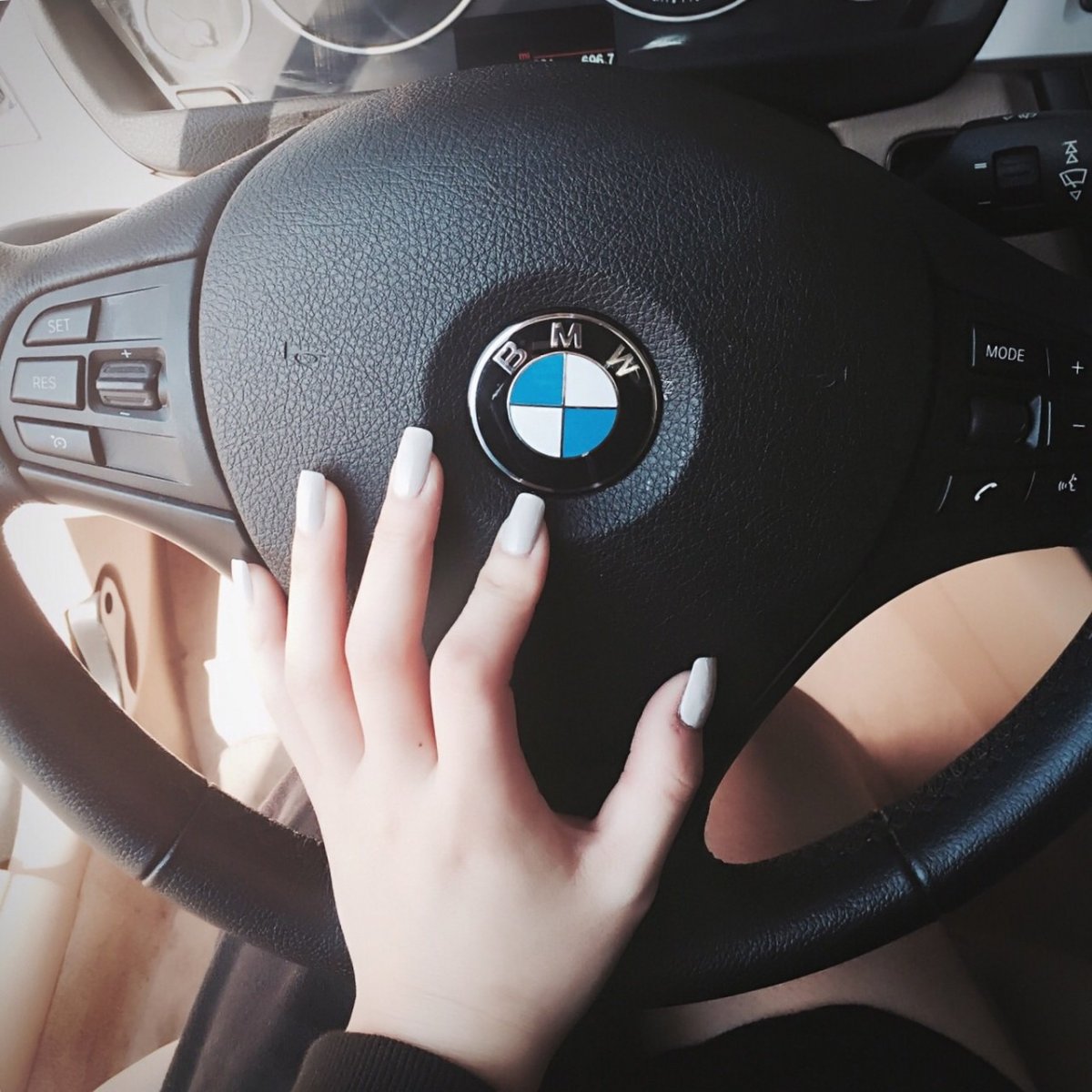 Женские руки на руле