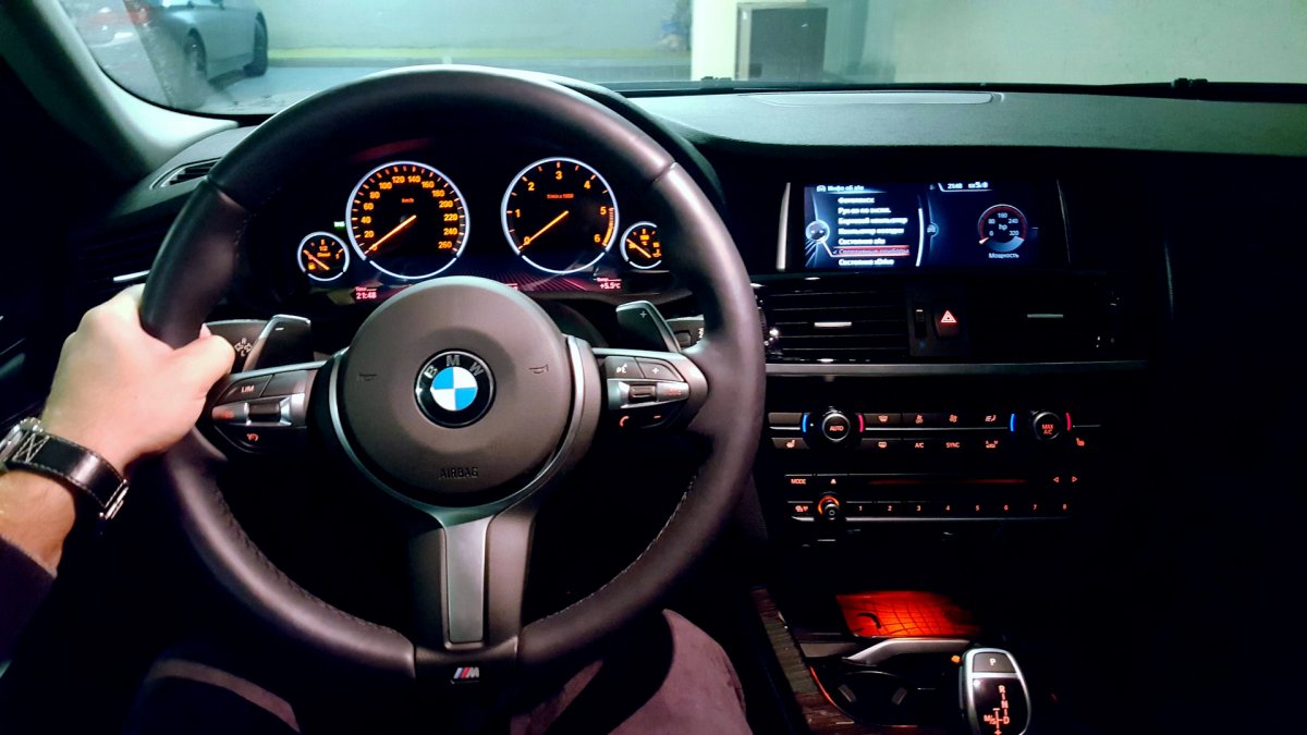 БМВ 3 девушка за рулем