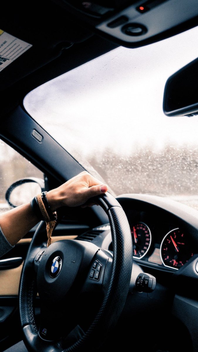 Девушка за рулем