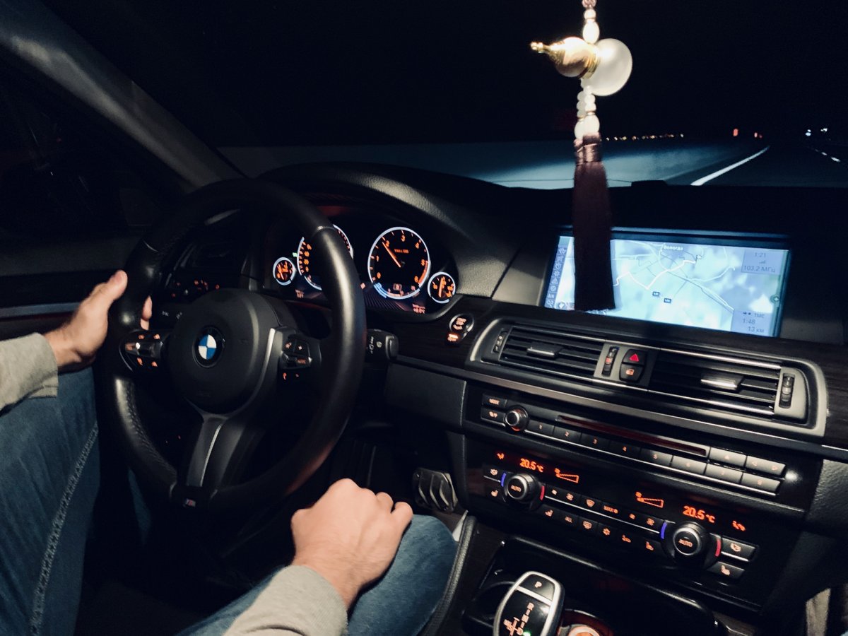 Вид за рулем БМВ девушка