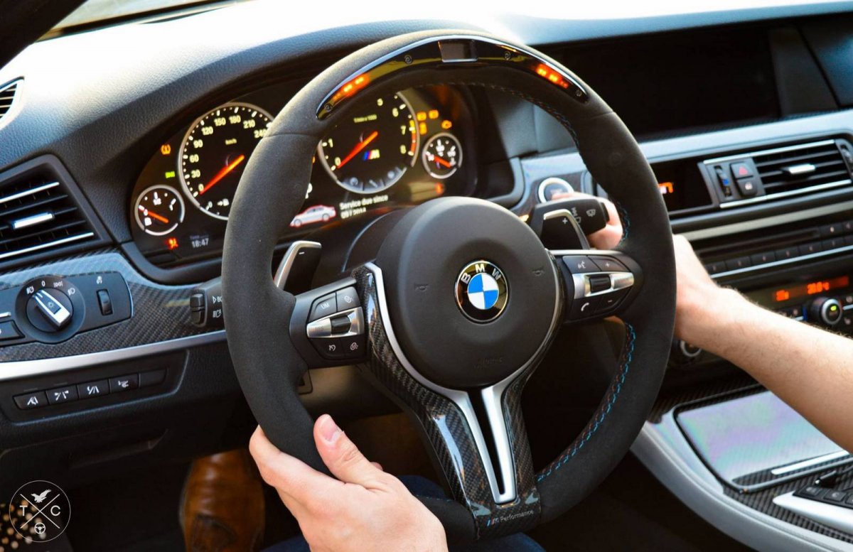 Парень за рулем БМВ