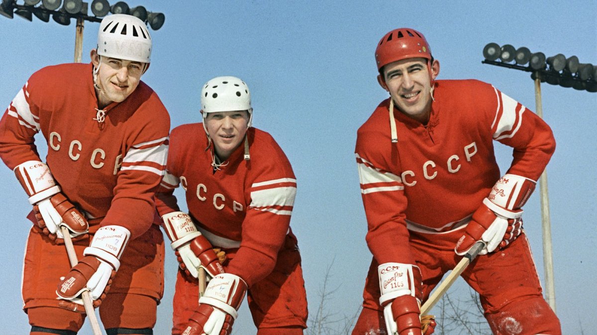 Игрок сборной СССР по хоккею Валерий Харламов.