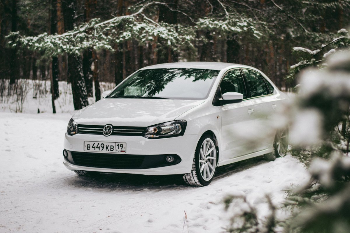 VW Polo sedan белый