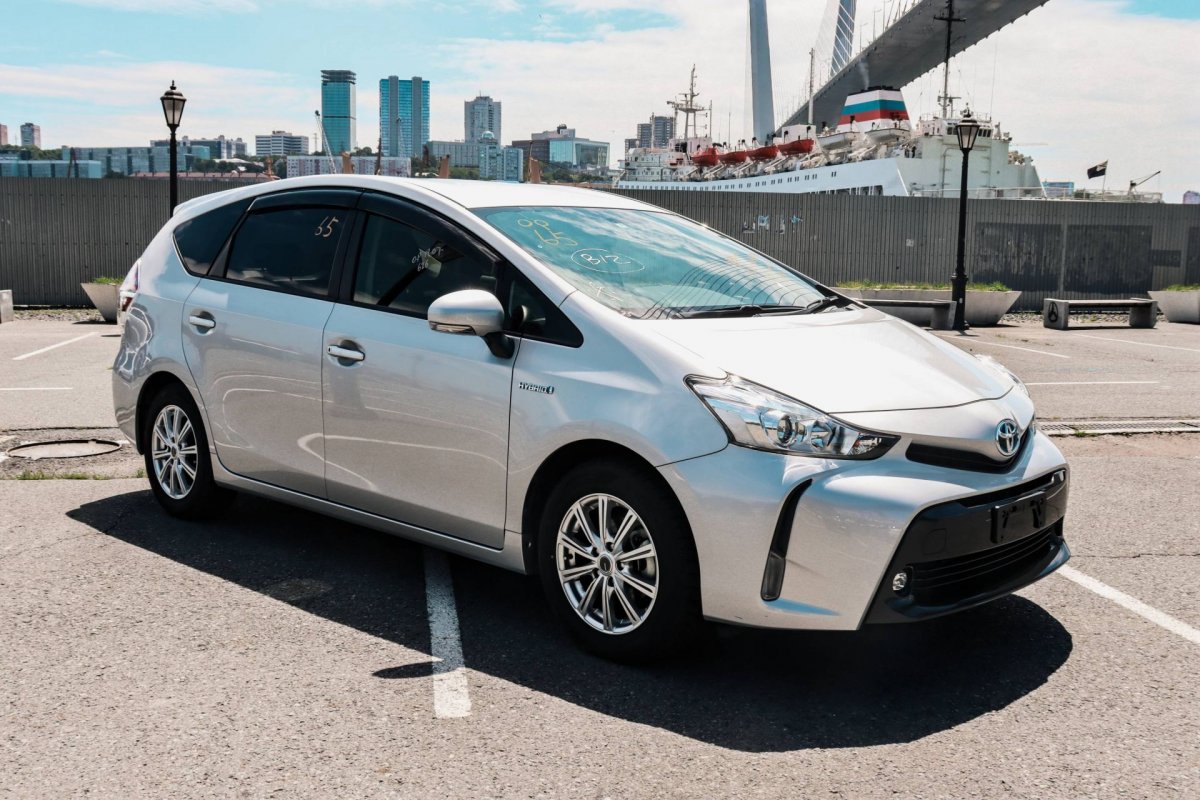 Toyota Prius Alpha 2011