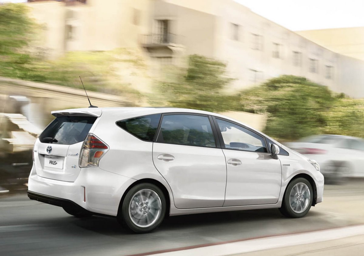 Toyota Prius Alpha 2012