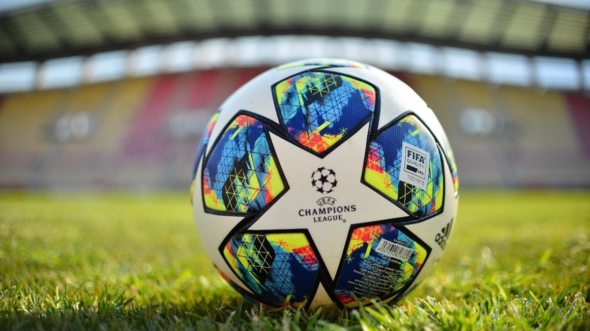 Футбольный мяч Лиги чемпионов 2019-2020