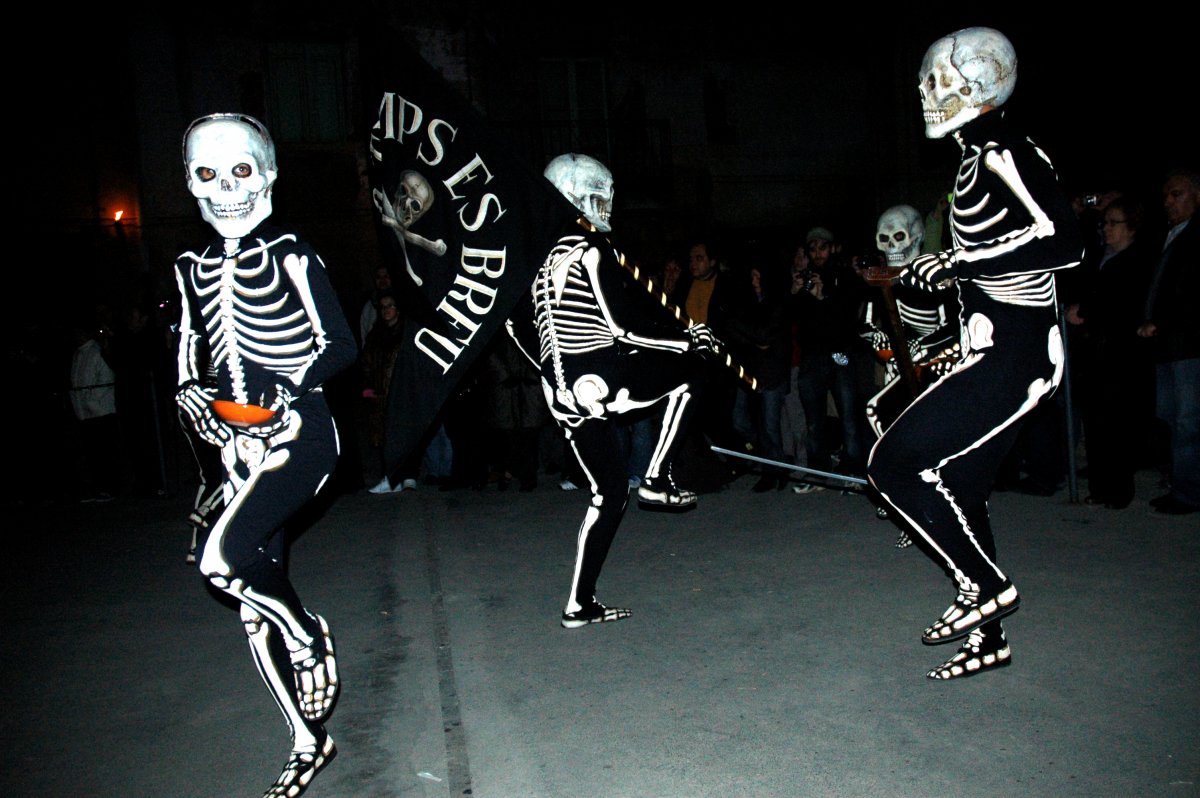 Картина с танцующими скелетами