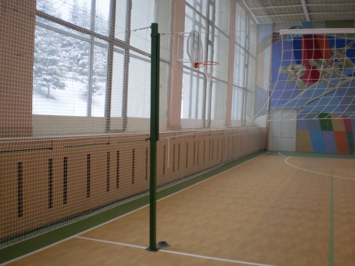 Сетка для волейбола в физкультурном зале