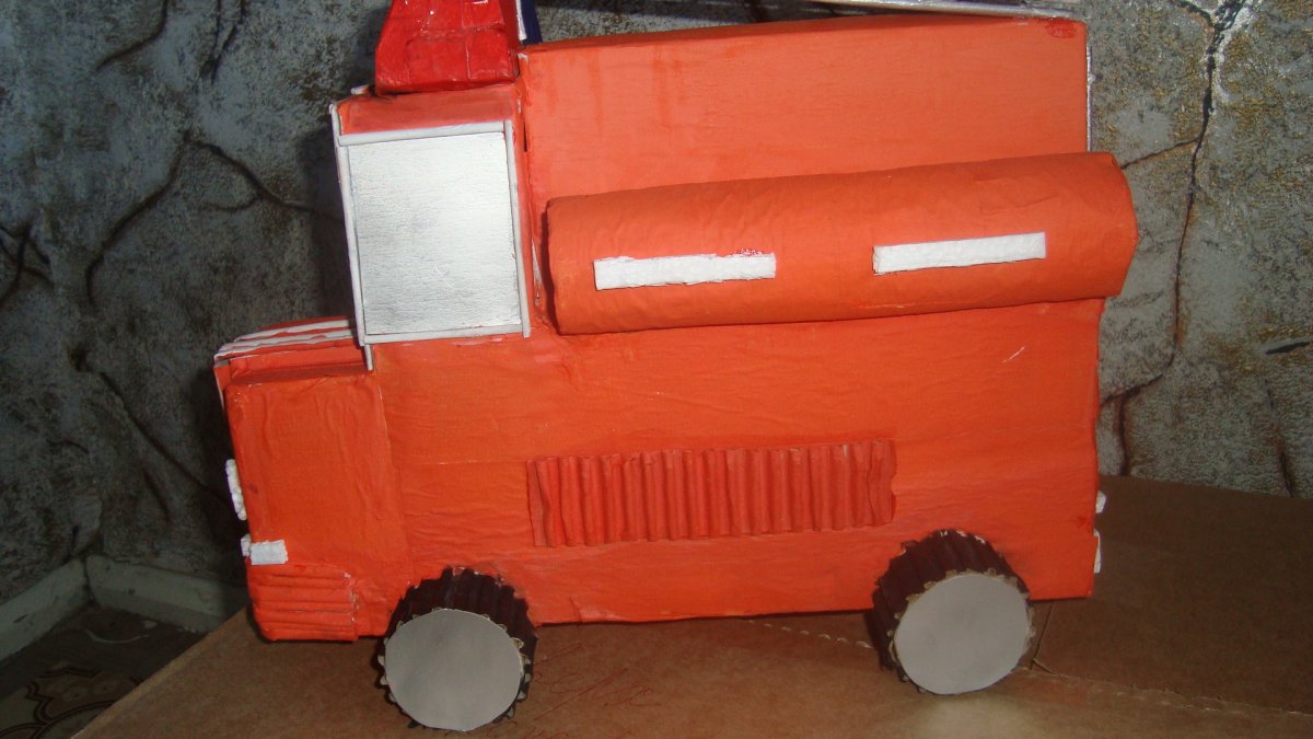 Деревянный трактор игрушка
