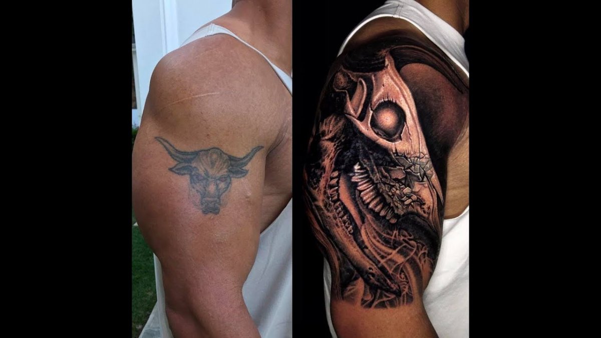 Татуировка Дуэйна Джонсона на плече бык