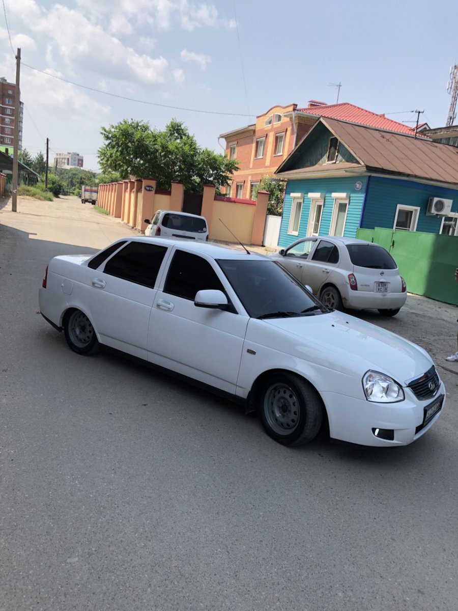 Белая Приора седан - 90
