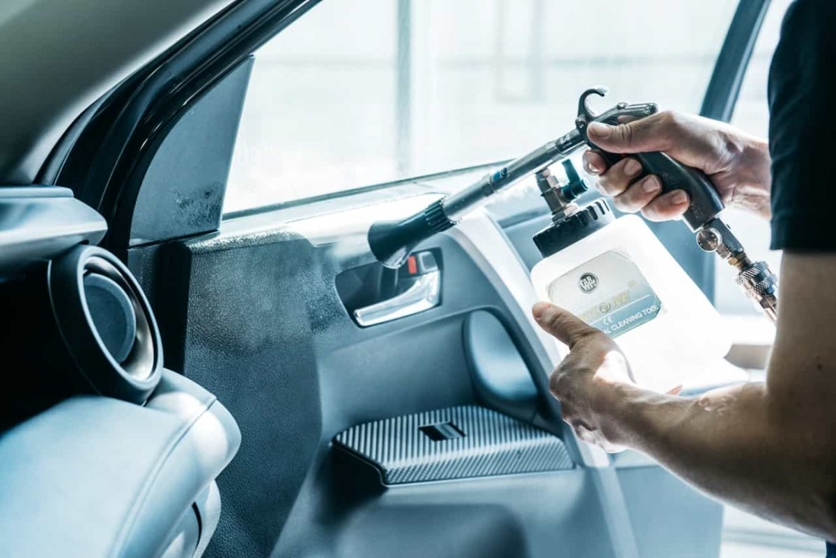 Девушка продавец автомобилей