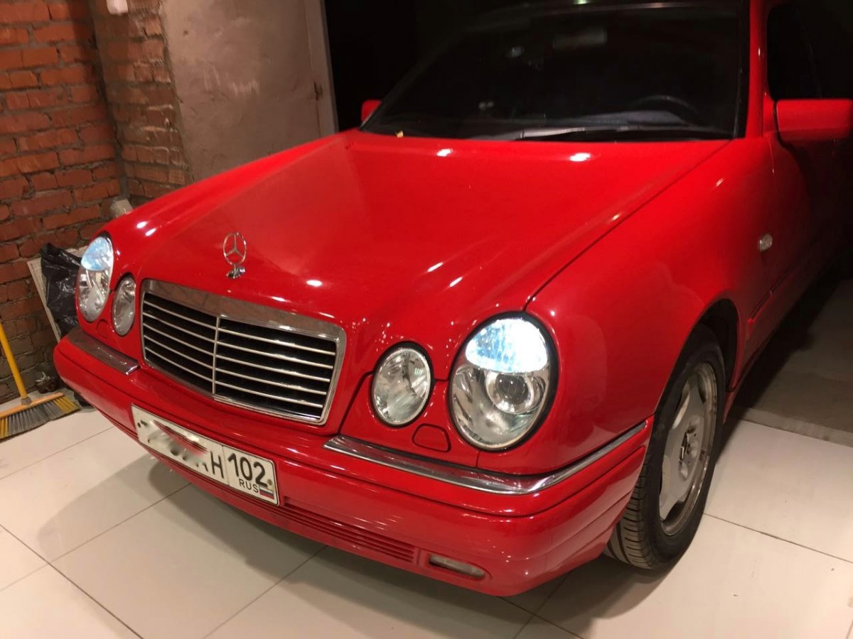 Mercedes Benz w210 красный