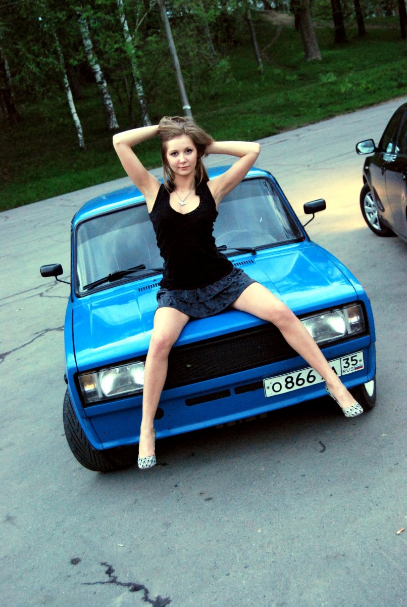 Девушка голубая машина