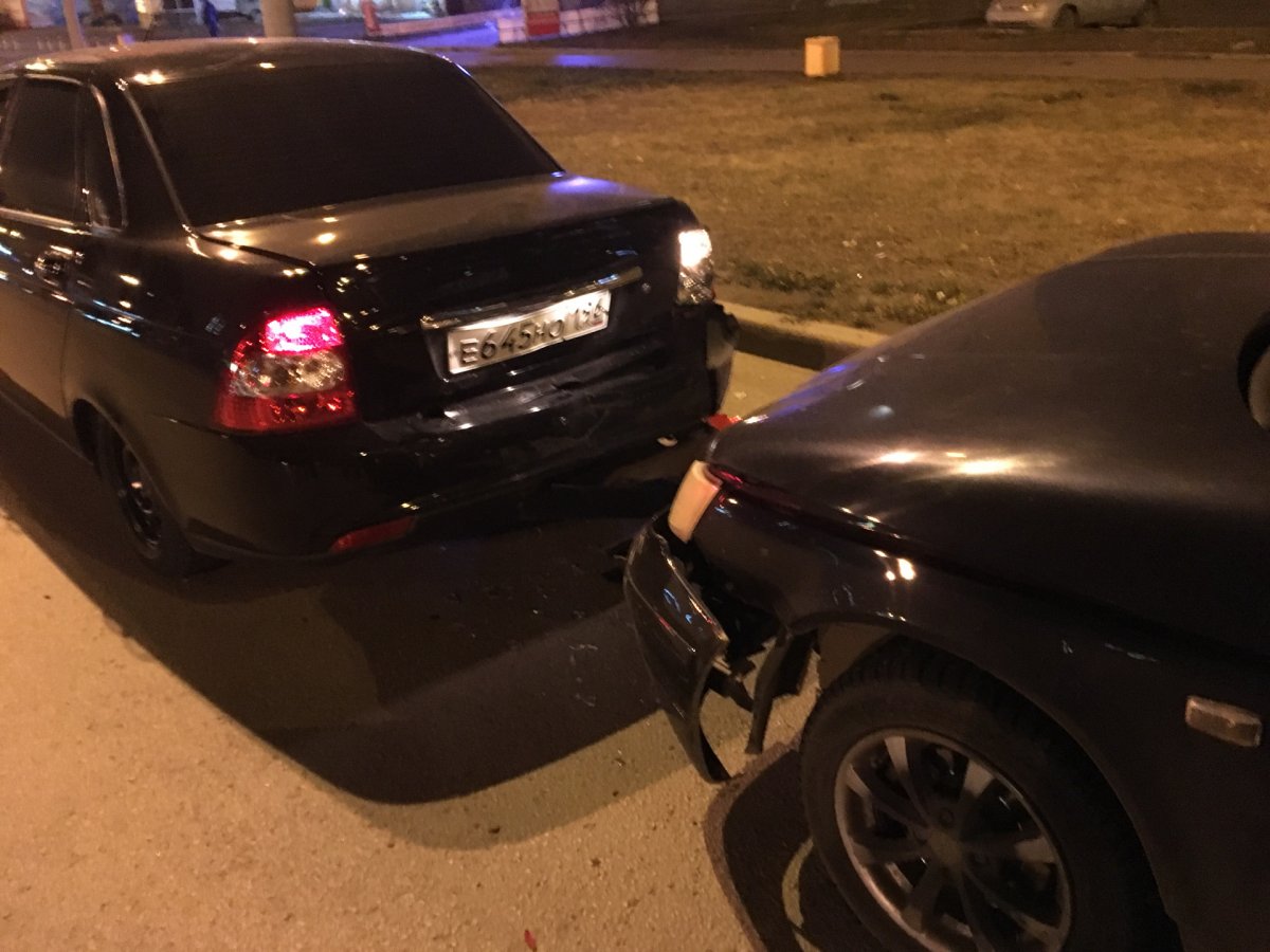 Битая Приора Персей седан