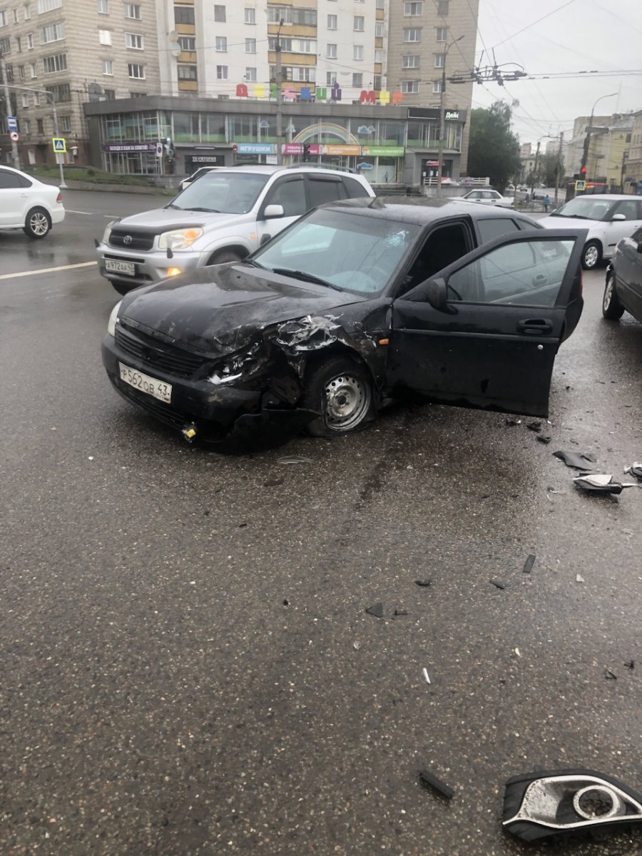 Приора врезалась в дом