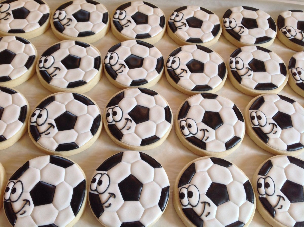 Печенье в виде футбольного мяча