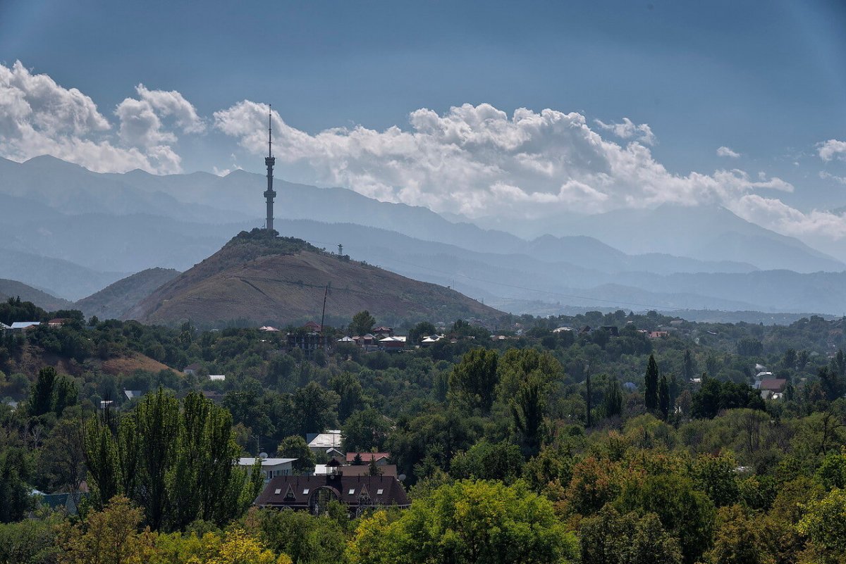 Гора Коктобе и парк фото