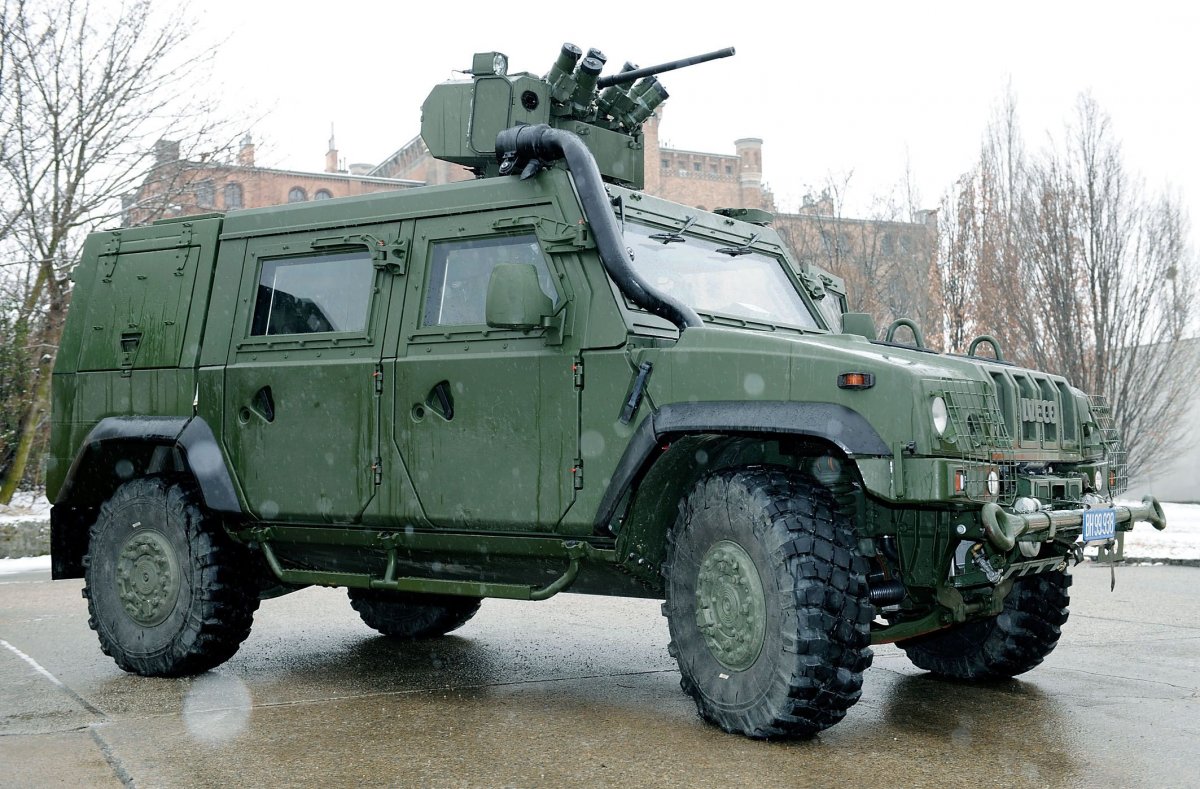 Бронеавтомобиль Iveco LMV