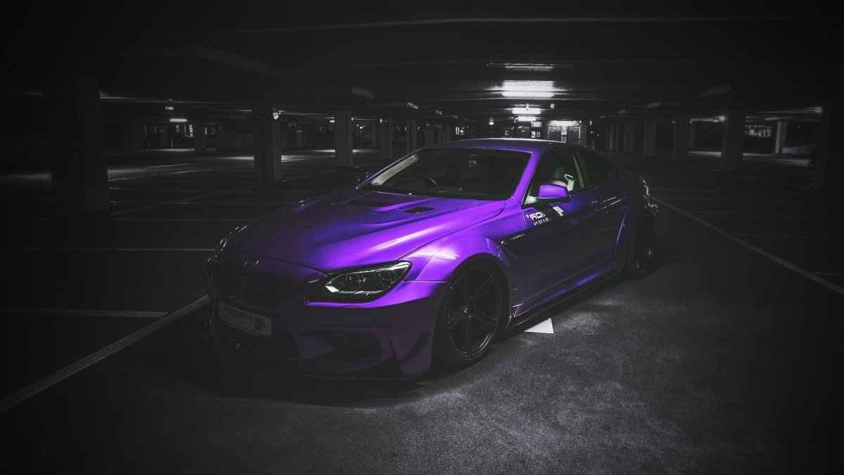 Машина на фиолетовом фоне