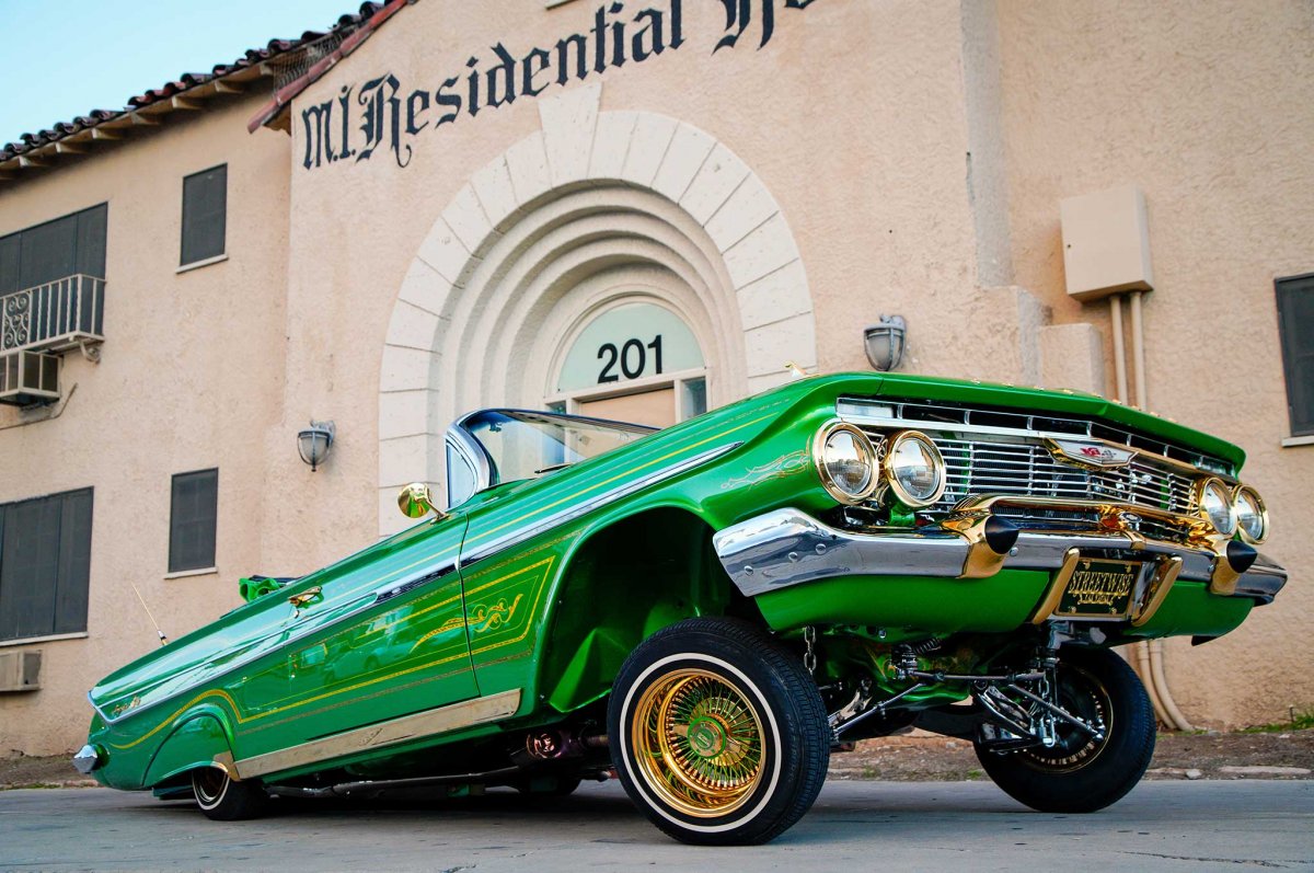 Лоурайдер Chevrolet Impala жёлтая