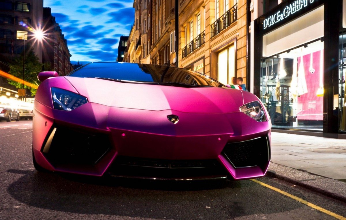 Lamborghini фиолетовая с зелено светящимися фарами