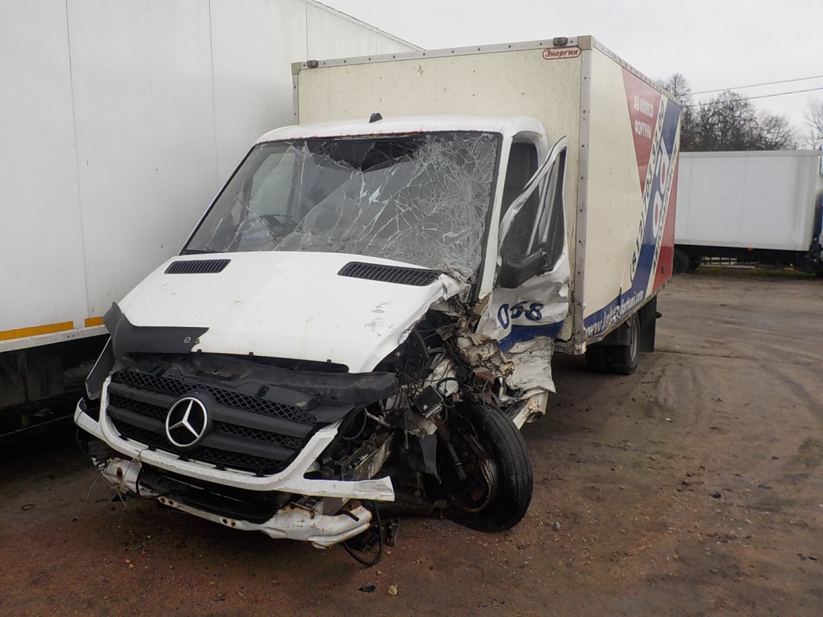 Разбитый Мерседес с 180