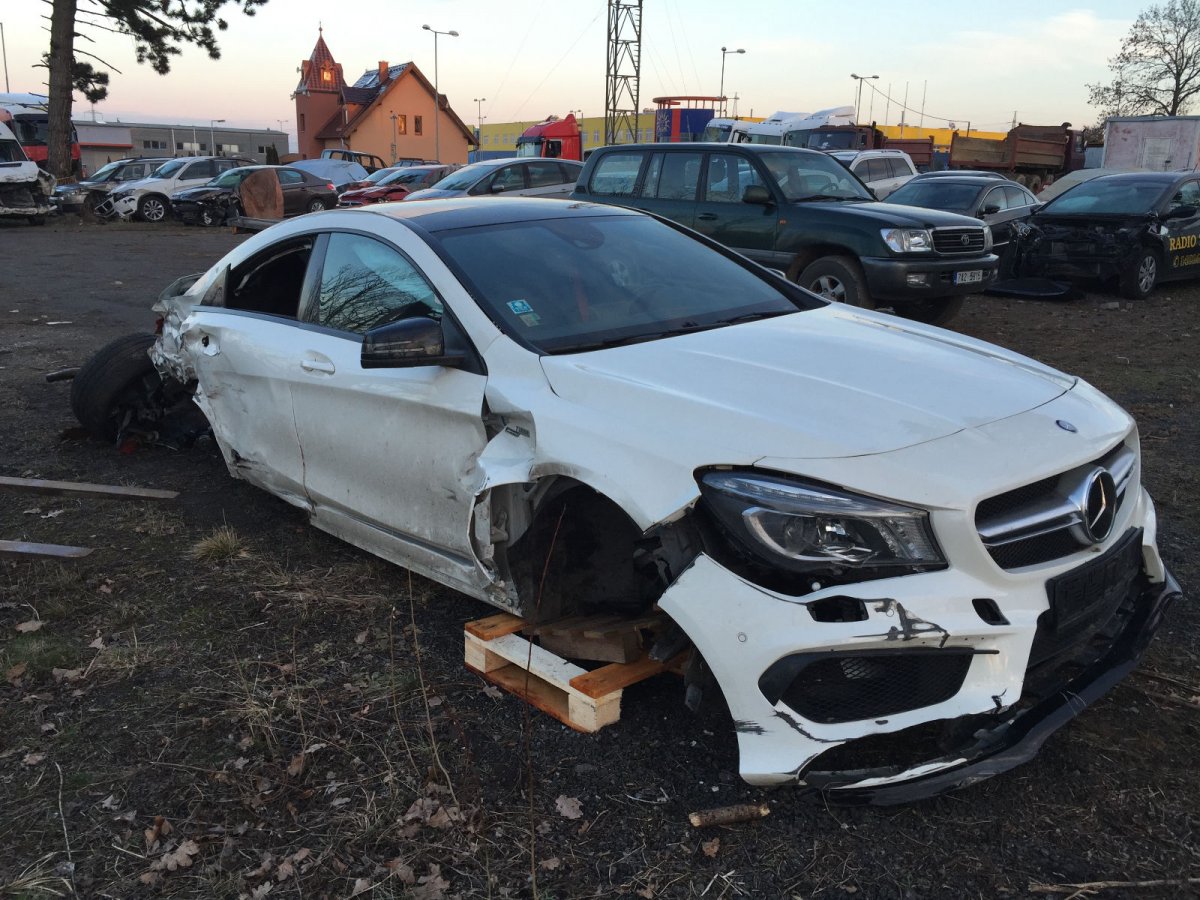 Разбитый Мерседес е200