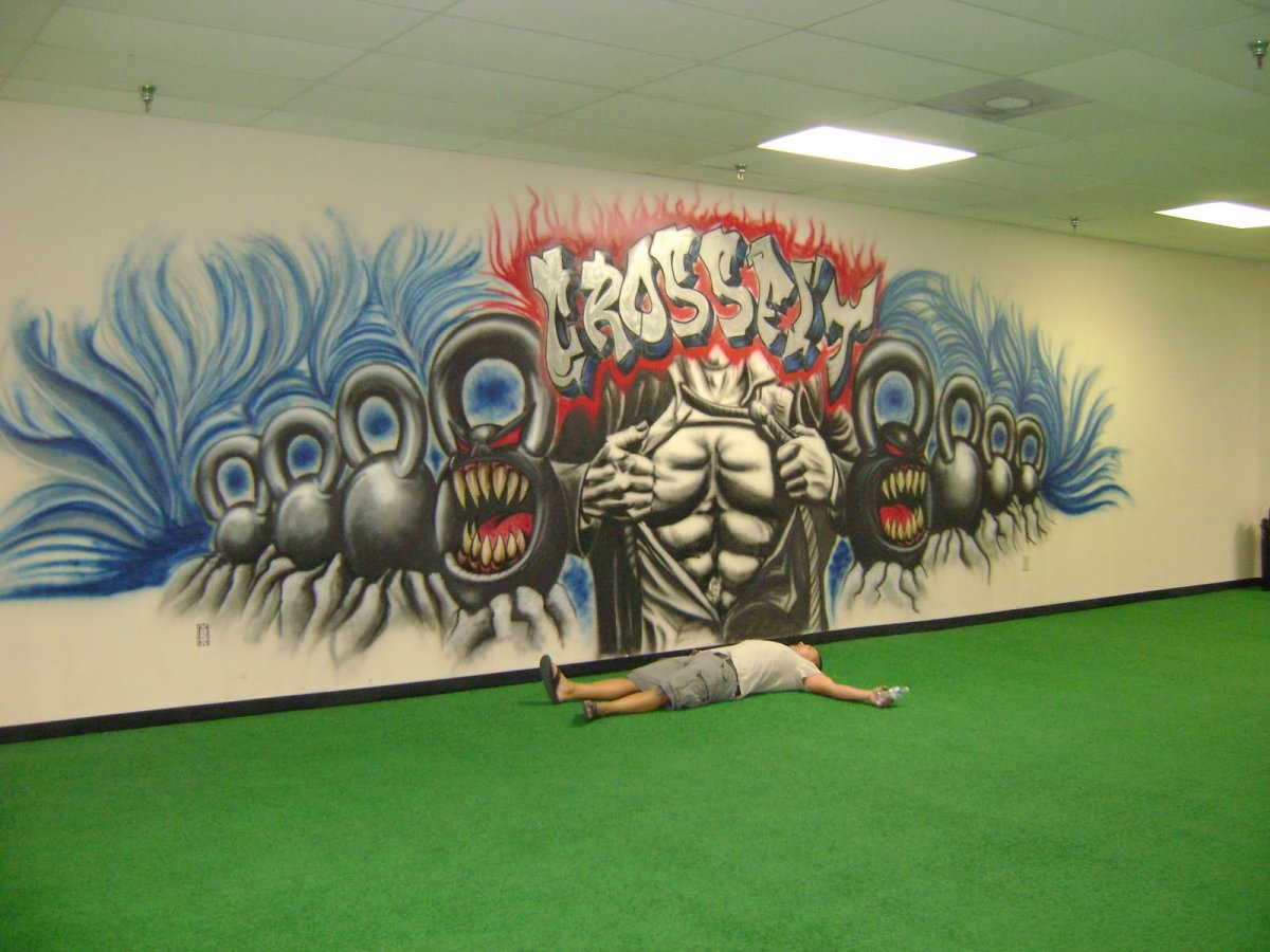 Разрисованные стены в тренажерном зале