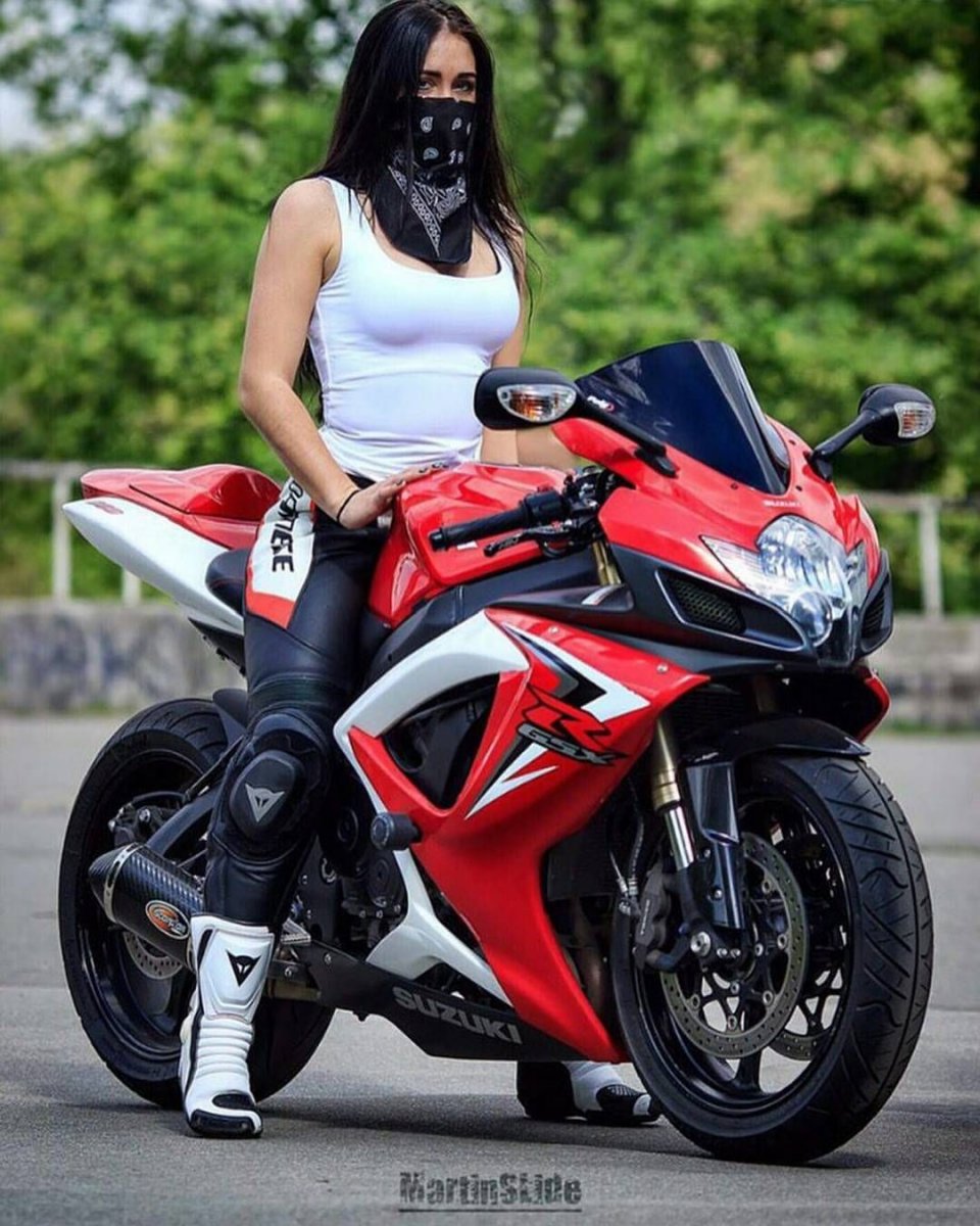 Спортивные мотоциклы с девушками