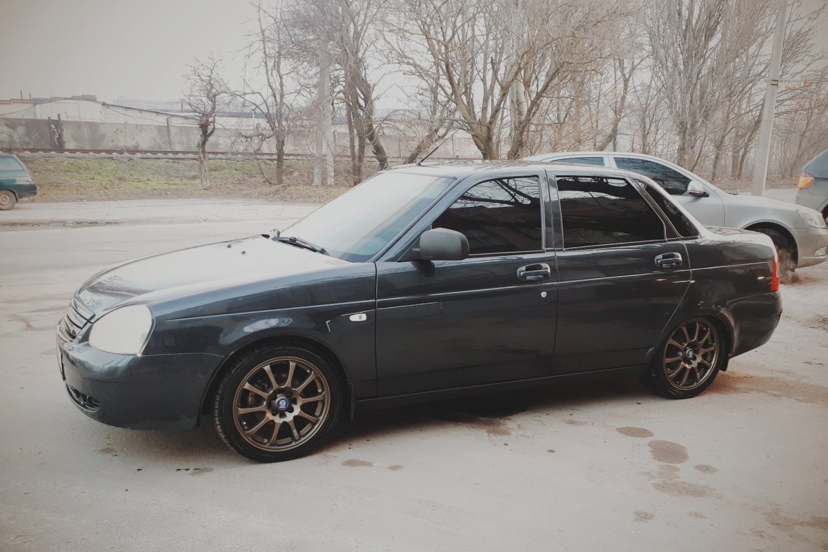 Лада Приора 2012 год седан мокрый асфальт