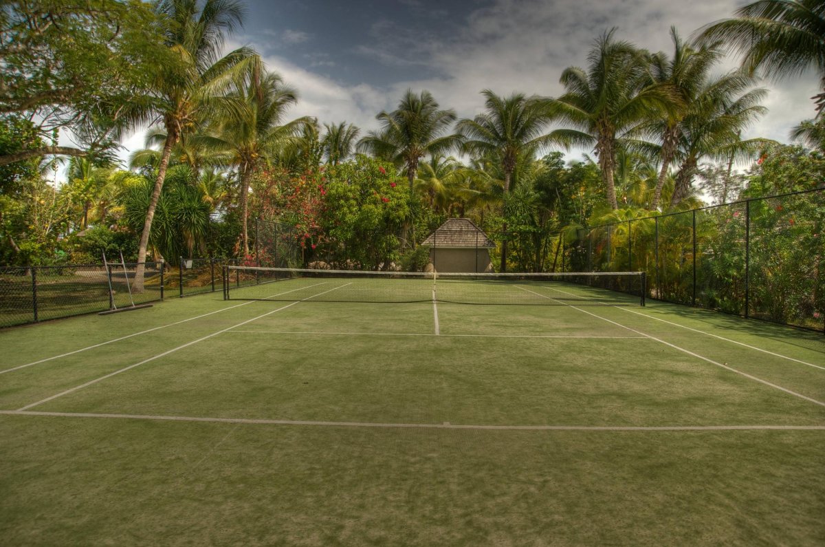 Теннисный корт и волейбольная площадка