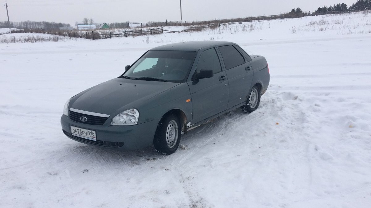 Лада Приора зеленая седан