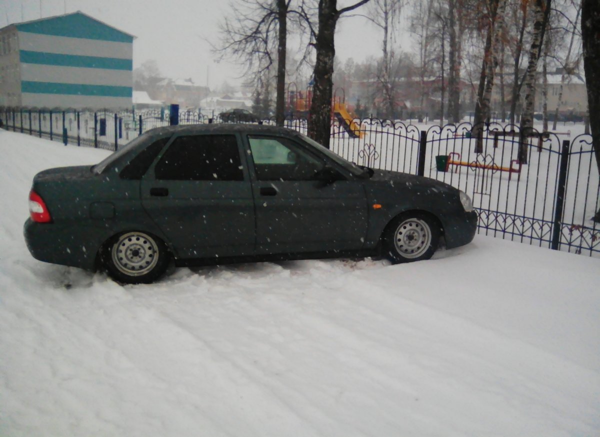 Зелёная Приора седан зимой
