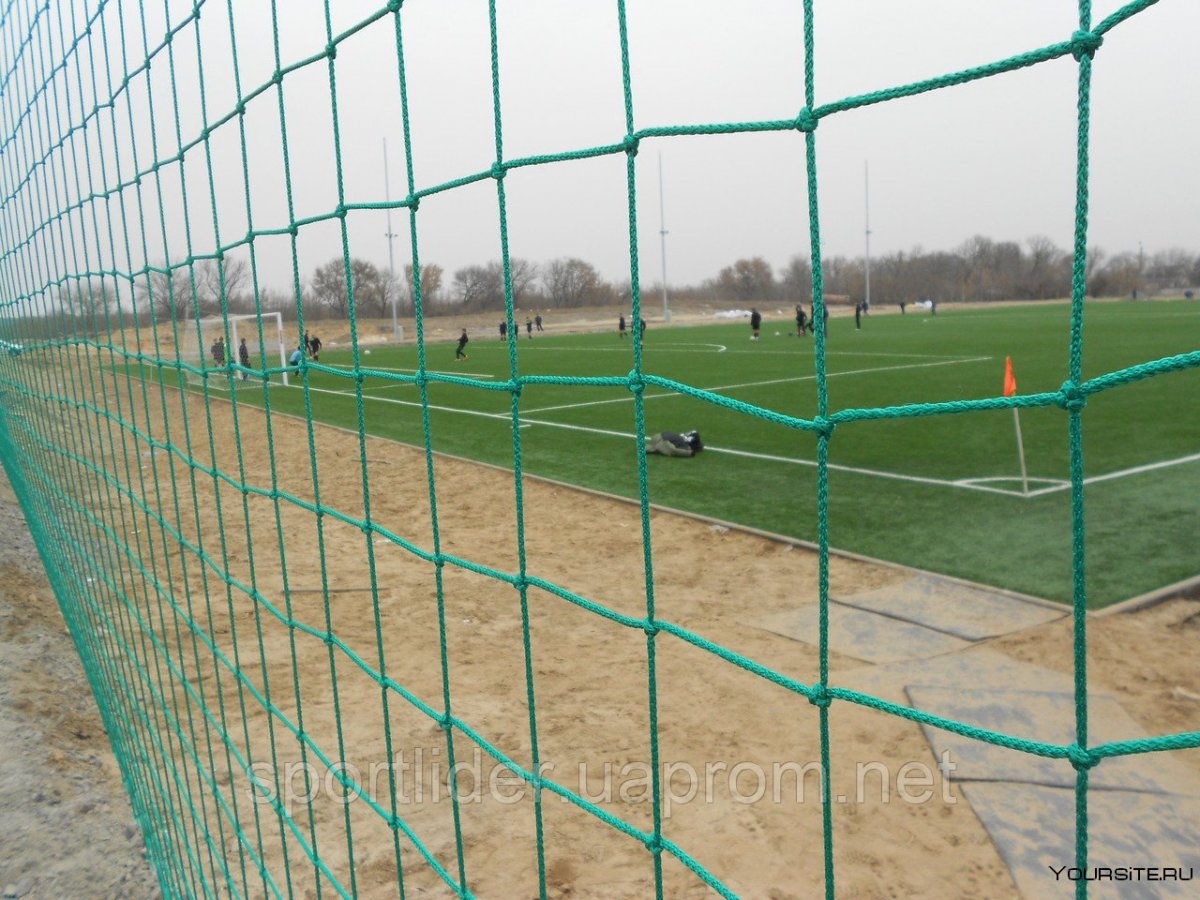 Сетка заградительная на высоте 2 метра для футбольного поля